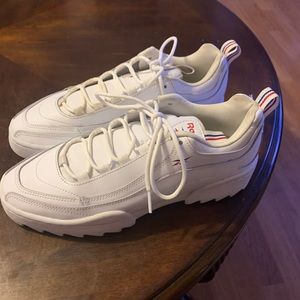 Woman sneaker size 8/12